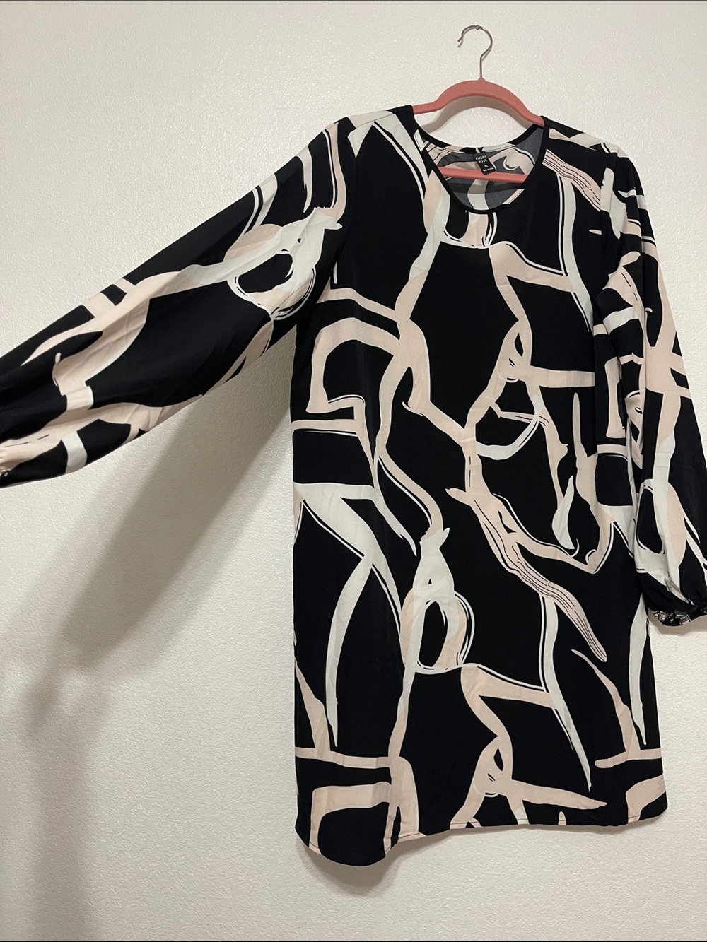Black & Cream Abstract Long Sleeve Shift Dress - Picture 2 of 4